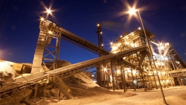 Esteira levando biomassa de cana para caldeiras gerarem energia elétrica renovável